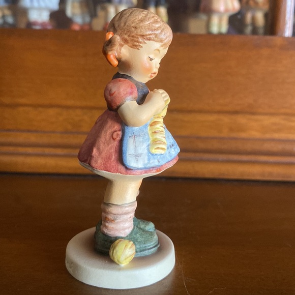 💛TM8 ‘A Stitch in Time’ Hummel Goebel #255 4/0 - Picture 4 of 7